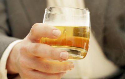 ​世上最坑爹的饮酒谎言 酒后多喝水减轻喝酒的伤害