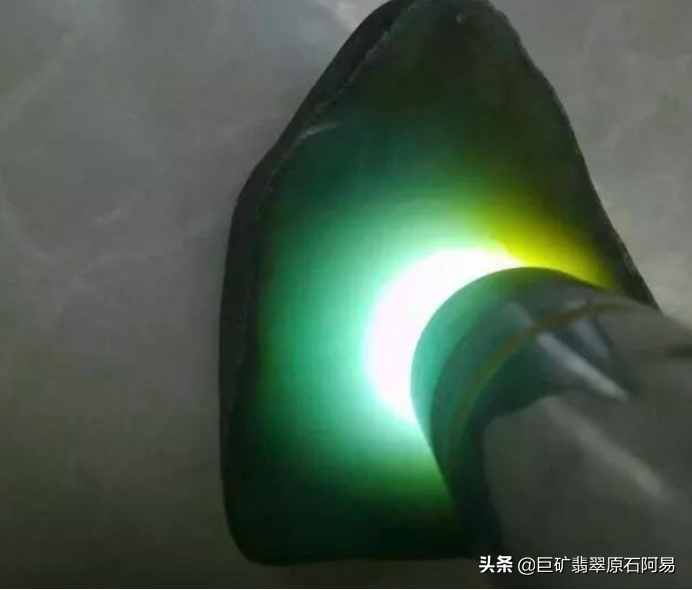 冰种翡翠原石怎么样鉴别（翡翠原石冰种怎么看得出来呢）(图1)