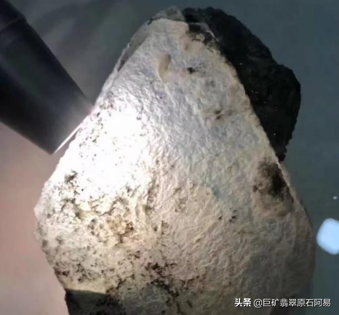 冰种翡翠原石怎么样鉴别（翡翠原石冰种怎么看得出来呢）(图2)