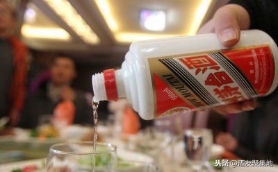 ​伏特加是什么酒（伏特加属于香型白酒类别都酒吗）