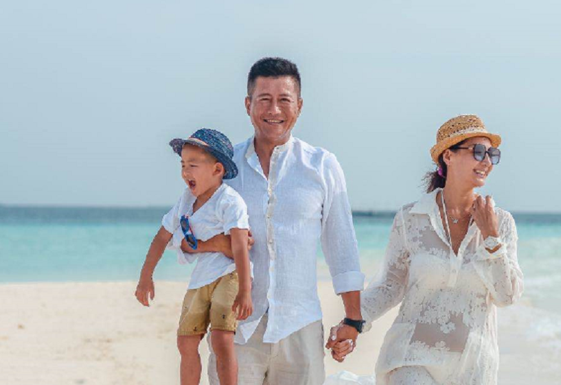高曙光现任妻子是谁（高曙光带小16岁妻子聚会）