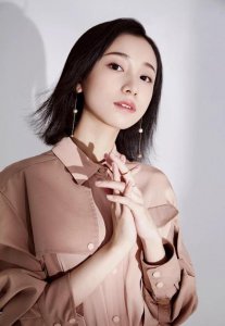 ​姜梓新最新写真曝光（明玉姜梓新治愈系笑容惹人爱）