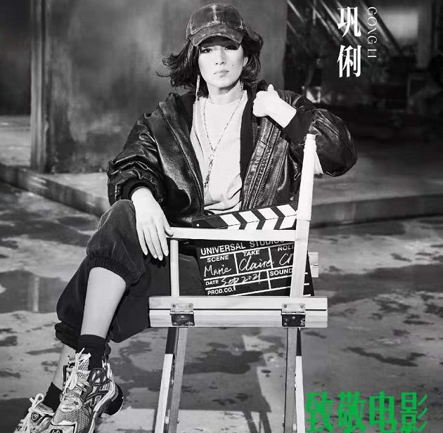 巩俐有孩子吗(55岁巩俐罕见晒短发气场强)