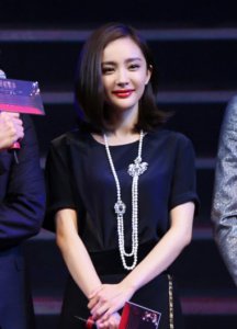 ​杨幂遭李易峰袭胸？ 杨幂则大方表示黑脸、吃醋为假