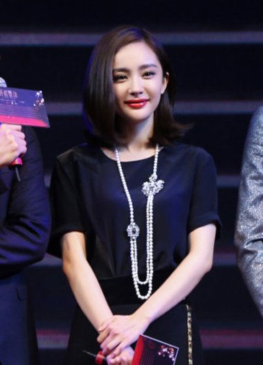 杨幂遭李易峰袭胸？ 杨幂则大方表示黑脸、吃醋为假