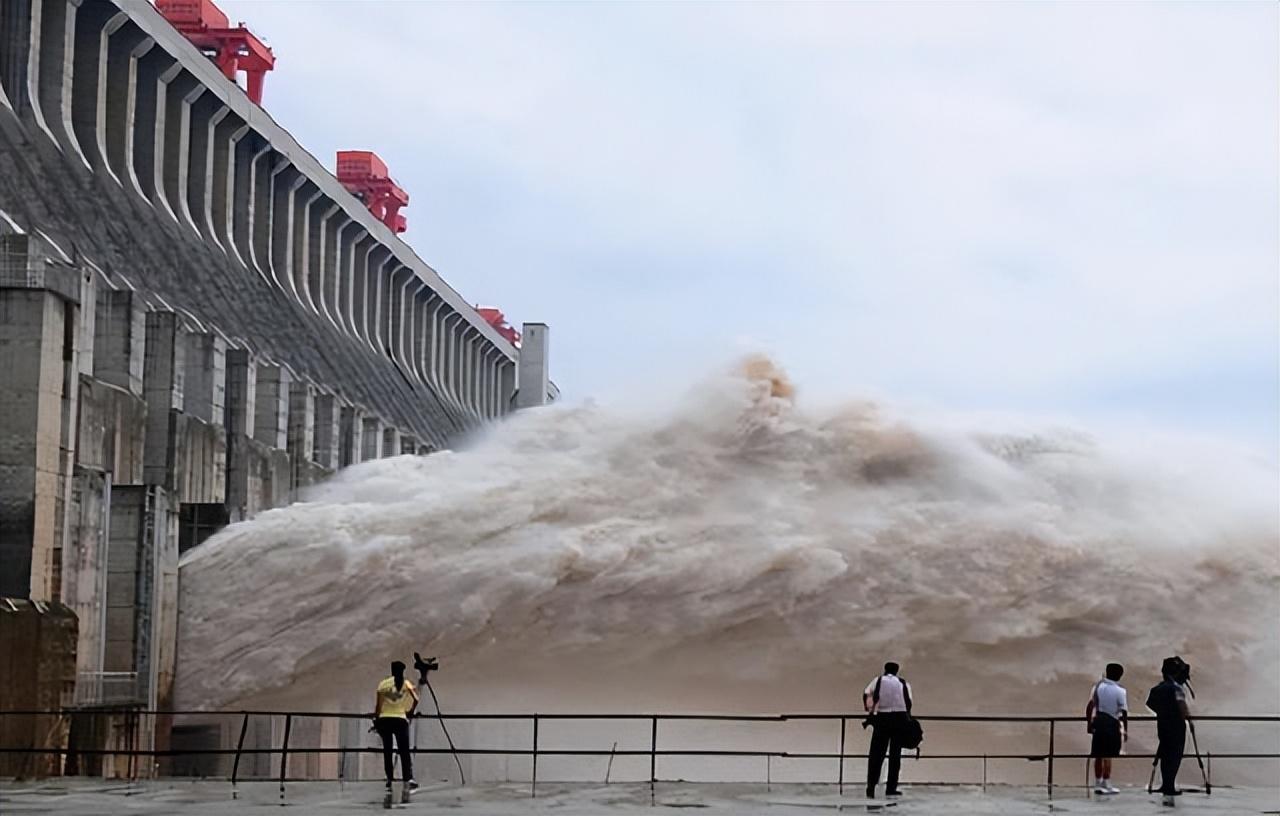 三峡大坝投资多少钱(三峡大坝什么时候建成的)