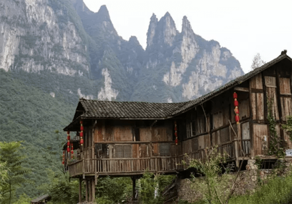 吊脚楼是哪个地方的特色建筑(吊脚楼是哪个民族的)