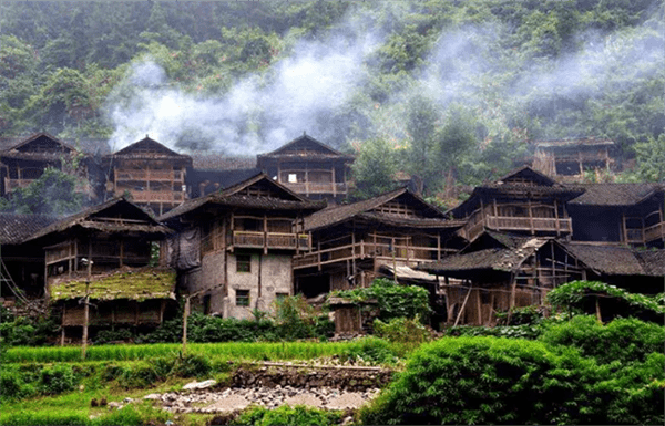 吊脚楼是哪个地方的特色建筑(吊脚楼是哪个民族的)