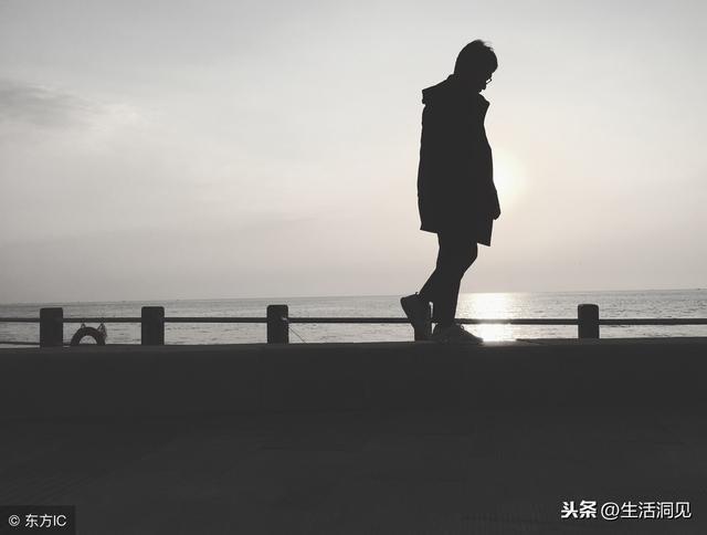 人在低谷时怎样才能走出困境(人在低谷应该如何熬过)
