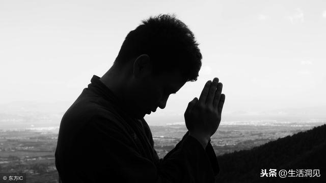 人在低谷时怎样才能走出困境(人在低谷应该如何熬过)