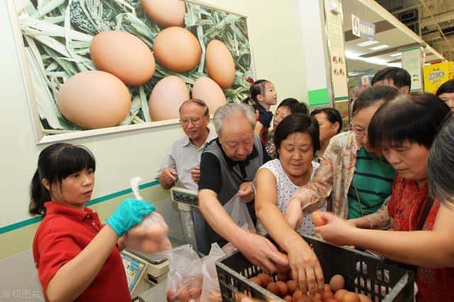 如何区分真鸡蛋和人造鸡蛋-（假鸡蛋和真鸡蛋的区别煮熟后）