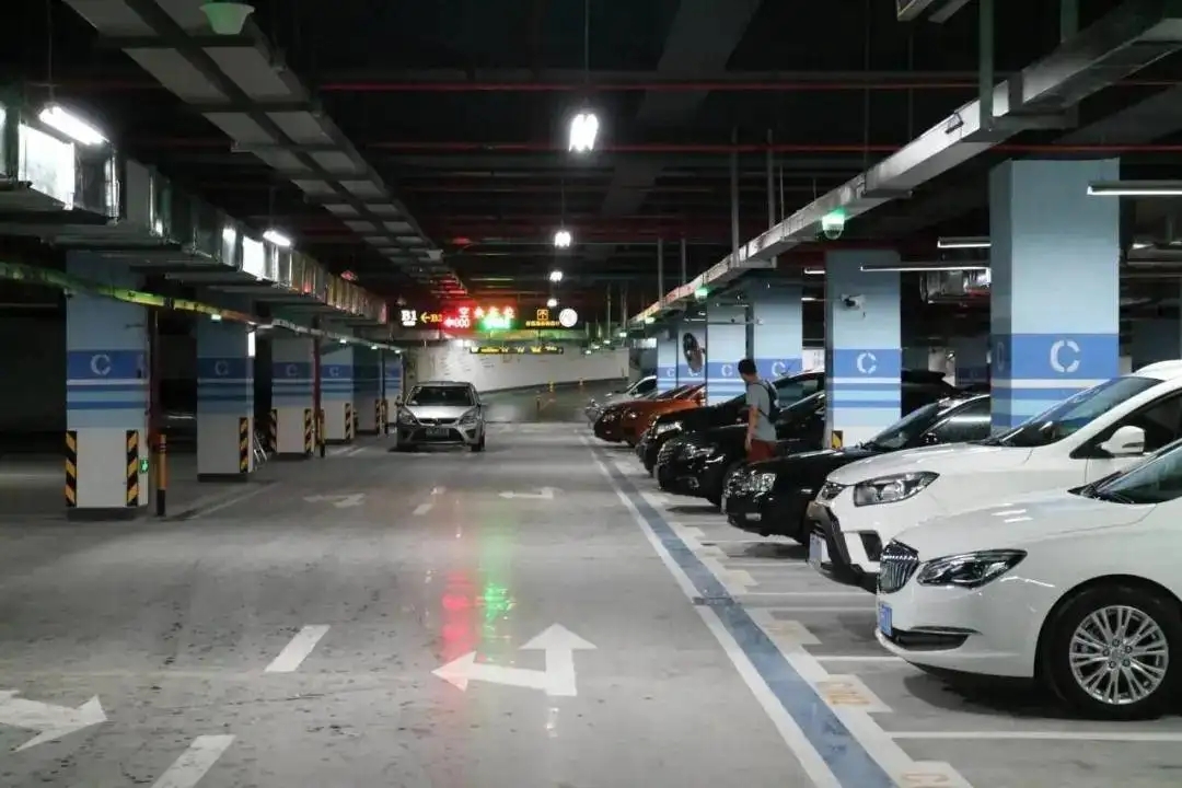 汽车原地打火开空调三个小时会怎么样（车子原地开空调3个小时可以吗）