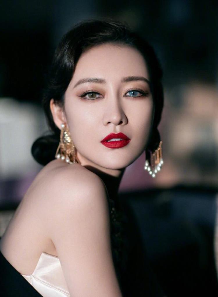 王鸥最新美照「38岁王鸥私房写真曝光黑裙红唇精致美艳侧卧床上眼神撩人」