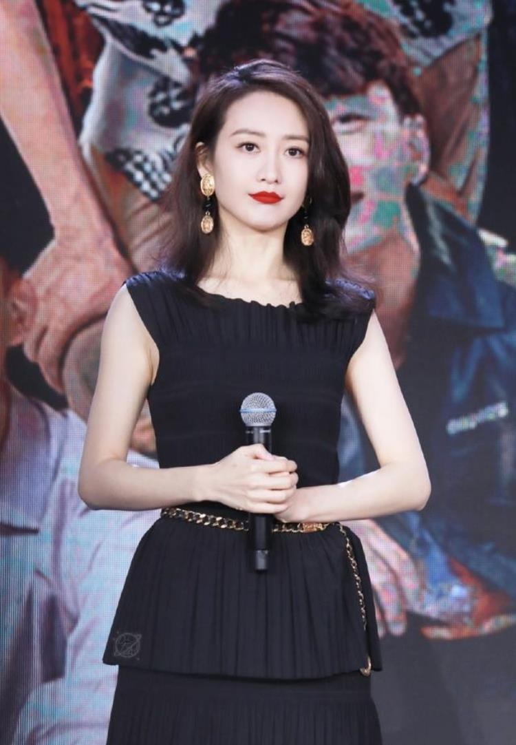 王鸥最新美照「38岁王鸥私房写真曝光黑裙红唇精致美艳侧卧床上眼神撩人」