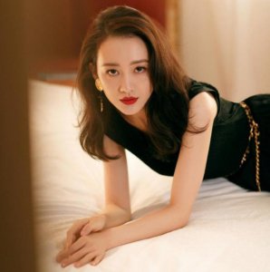 ​王鸥最新美照「38岁王鸥私房写真曝光黑裙红唇精致美艳侧卧床上眼神撩人」