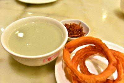​喝老北京豆汁儿，是地道北京人的象征，外地人称最“难喝”京味儿