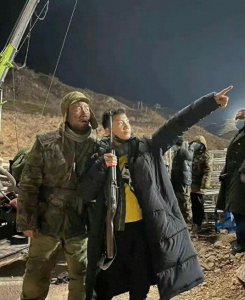 ​胡军13岁儿子康康近照曝光，身高直逼父亲，总裁气质依旧不减