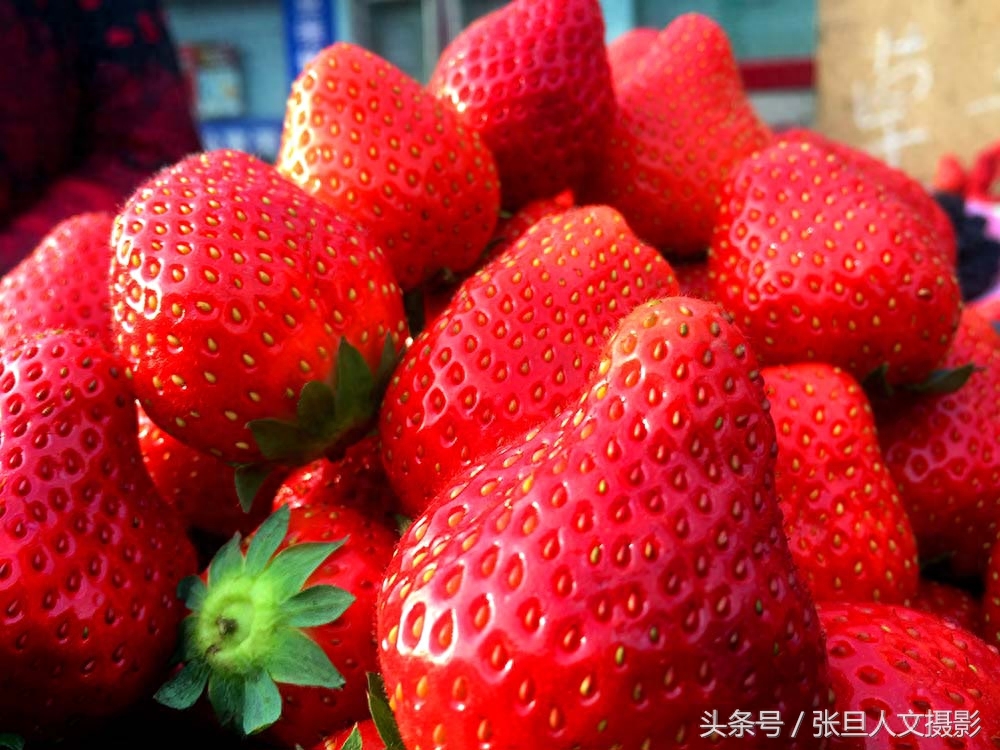 一位大妈从山里进城卖水果  保证货好每天卖掉一三轮车赚钱有窍门