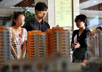 ​不讲武德？回顾女销售为卖房与客户发生关系，被拍下照片敲诈7万