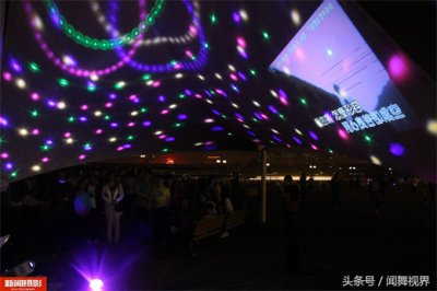 ​露天卡拉OK重现街头5元唱一首，男子日赚200元