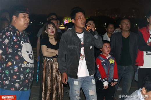 露天卡拉OK重现街头5元唱一首，男子日赚200元