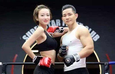 ​中国拳王杨建平身价过亿，娶娇妻拥豪车，坦言：我很爱她