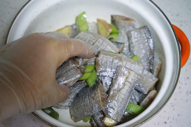 带鱼怎么做刺就酥了 ，鱼刺都酥香，临近假日学一手，家人爱吃