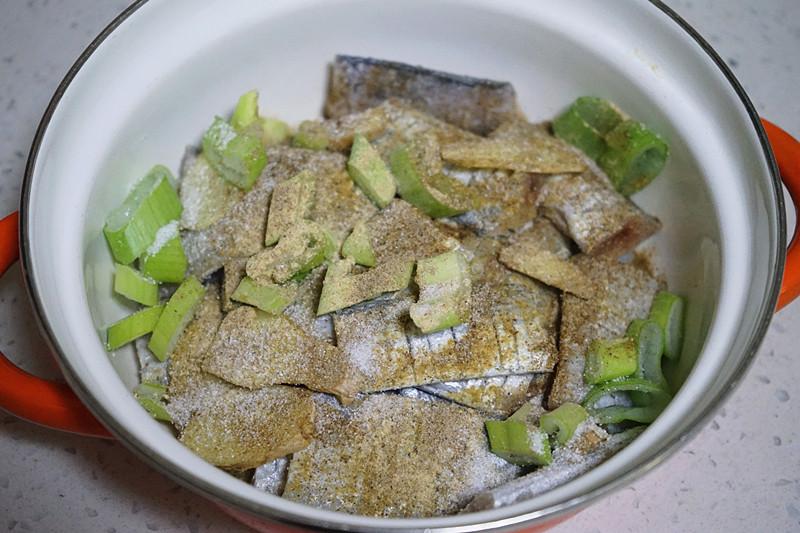 带鱼怎么做刺就酥了 ，鱼刺都酥香，临近假日学一手，家人爱吃