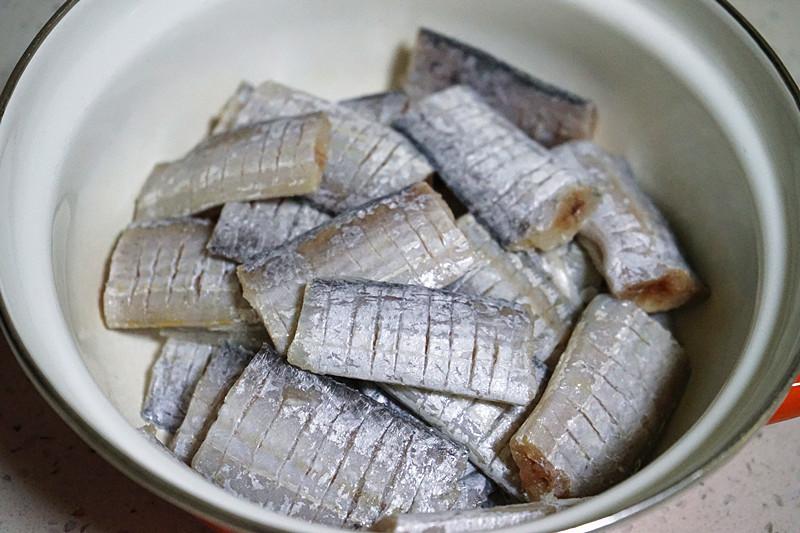 带鱼怎么做刺就酥了 ，鱼刺都酥香，临近假日学一手，家人爱吃