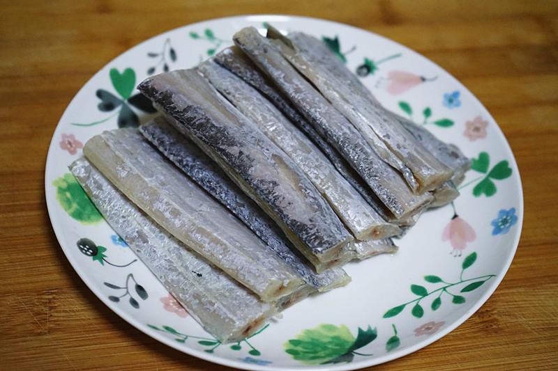 带鱼怎么做刺就酥了 ，鱼刺都酥香，临近假日学一手，家人爱吃