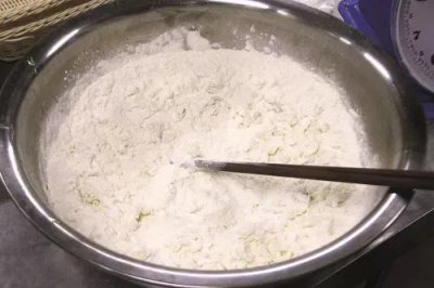 ​鱼头泡饼的饼怎么和面？方法在这里，需要的别错过了！