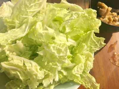 ​家常素炒白菜竟能炒出肉滋味，丢几块这个就可以做到