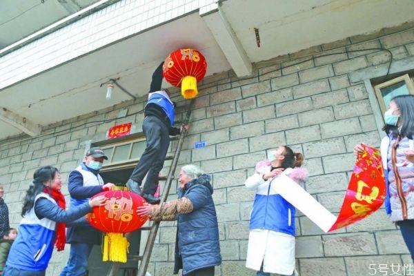 贴春联上联贴左还是右 贴春联的由来和寓意