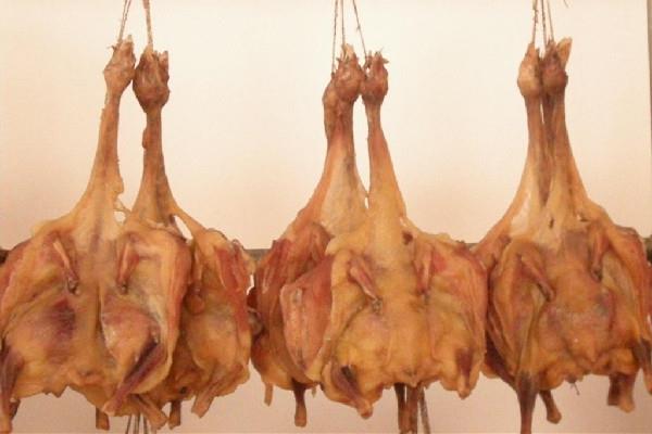 腊鸡放多少盐合适 腊鸡腌制几天可以晾晒