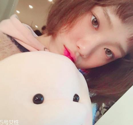 李圣经同款短发怎么打理？吹头发的时候尽量吹发根