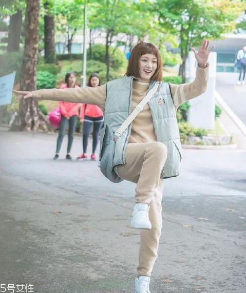 李圣经同款短发怎么打理？吹头发的时候尽量吹发根