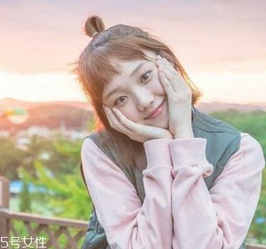 李圣经同款短发怎么打理？吹头发的时候尽量吹发根
