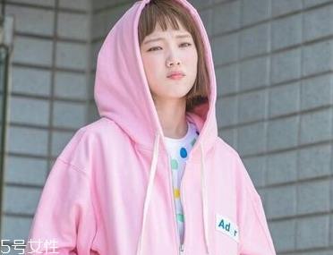 李圣经同款短发怎么打理？吹头发的时候尽量吹发根