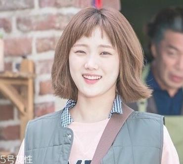 李圣经同款短发怎么打理？吹头发的时候尽量吹发根