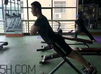 ​山羊挺身和硬拉哪个好？山羊挺身动作的好处