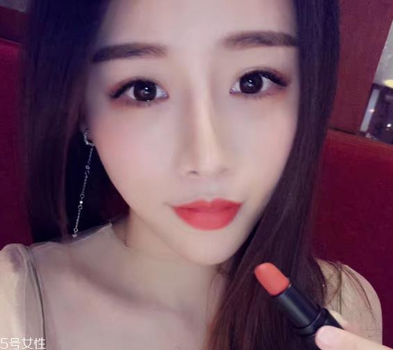 素颜适合什么颜色口红？增添气色又显白