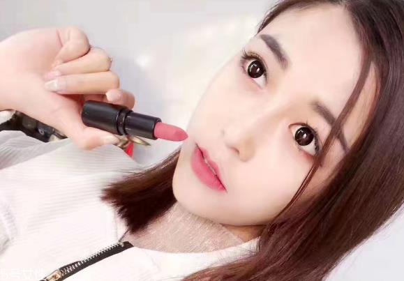 素颜适合什么颜色口红？增添气色又显白