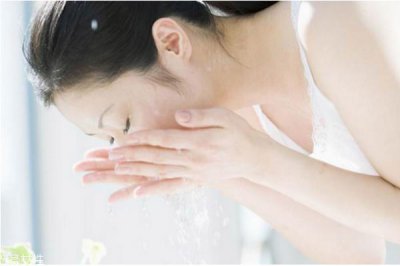 ​用什么洗脸可以祛痘 洗脸水加什么祛痘