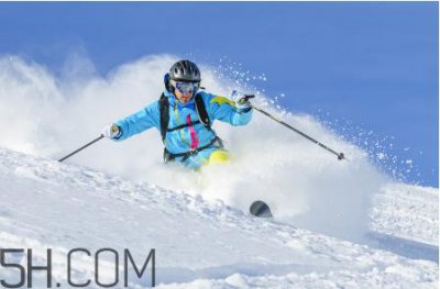 ​滑雪适合穿羽绒服吗？滑雪鞋什么牌子好？