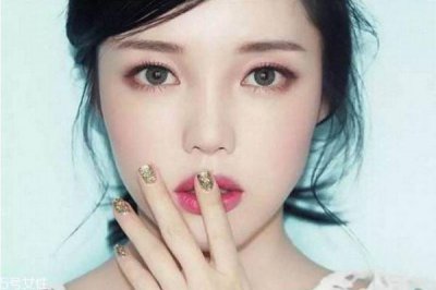​秋冬约会必备韩式妆容 韩系酒红色妆容的画法