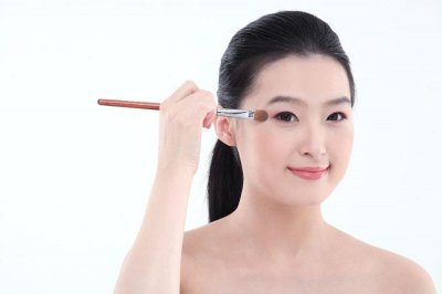 ​用对眼霜 让你眼睛明媚动人