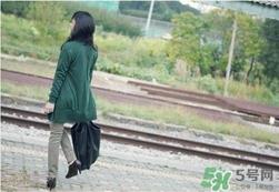 草绿色配什么颜色好看？草绿色和什么颜色最搭？