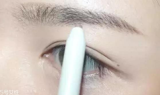 绿色美瞳适合什么眼影 绿色美瞳眼妆效果图