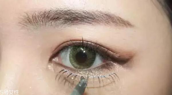 绿色美瞳适合什么眼影 绿色美瞳眼妆效果图
