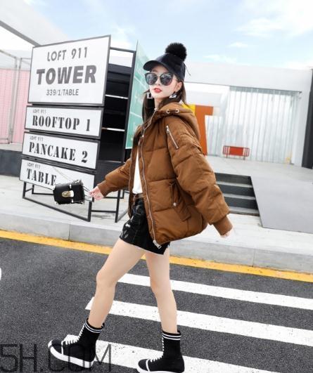 焦糖色羽绒服配什么颜色好看？焦糖色羽绒服搭配图片